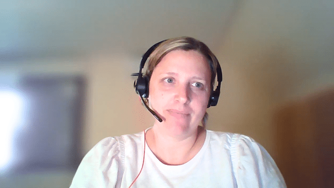 josine widdershoven met headset op haar hoofd tijdens webinar