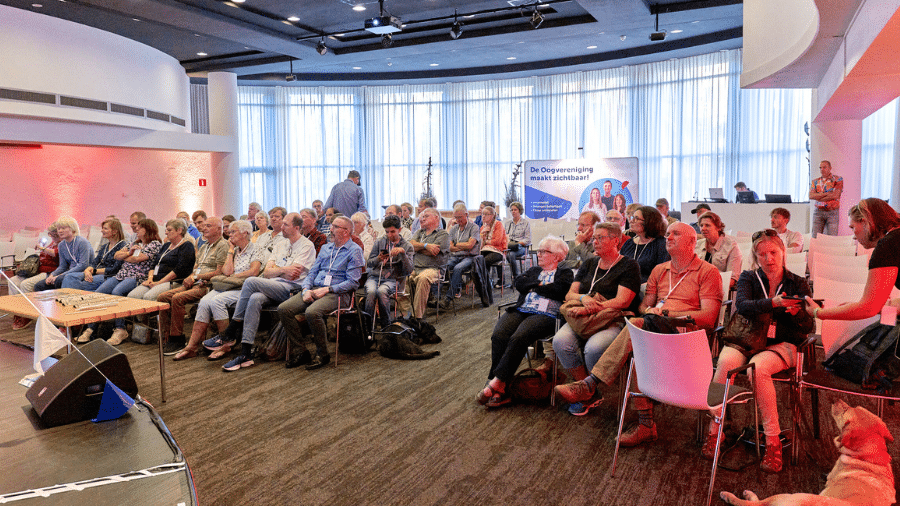 een zaal met publiek kijkt het podium in de eenhoorn in amersfoort