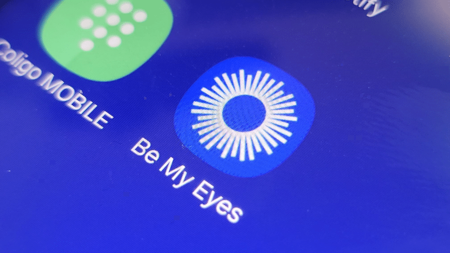 close-up van het icoon van de be my eyes app op het scherm van een smartphone