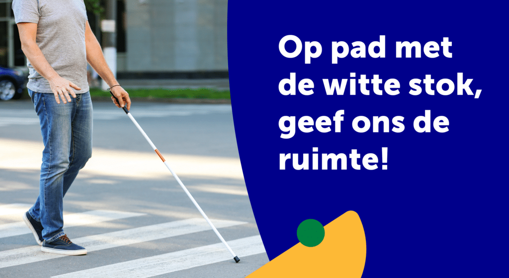 een man steekt het zebrapad over met zijn witte stok, ernaast staat de beeld tekst: op stap met de witte stok, geef ons de ruimte!