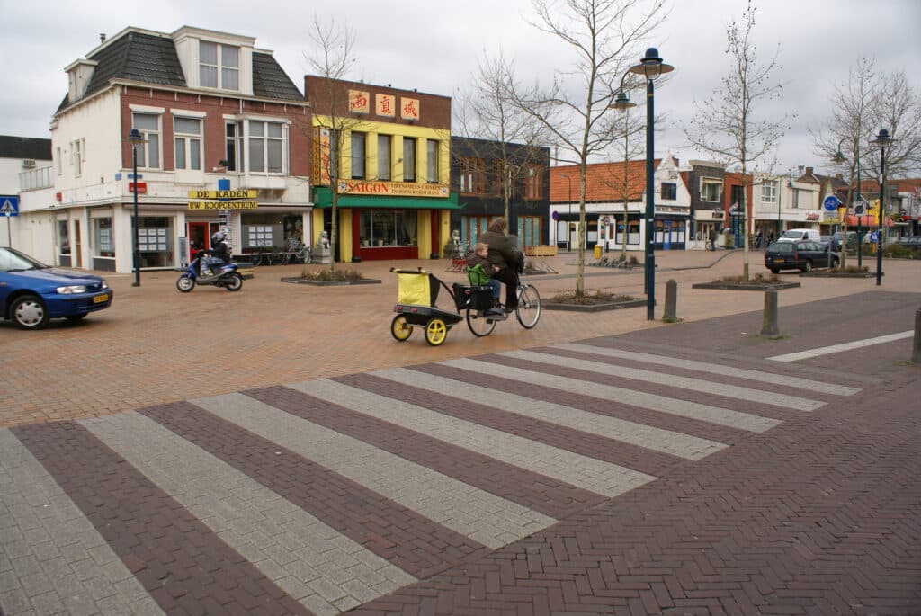 een kruispunt in Drachten, Friesland. de auto en fietsgedeelten zijn gelijkwaardig aan elkaar, een zebrapad ligt op gelijke hoogte dwars over de straat