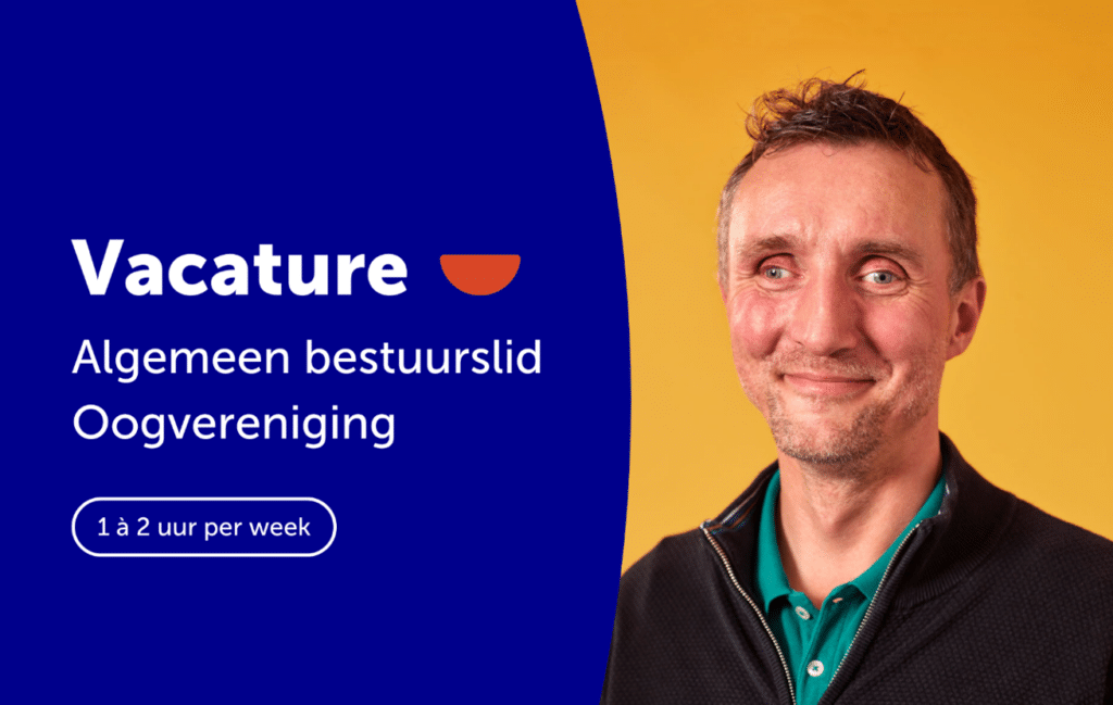 een jongeman met een overhemd aan, kort bruin haar en een vriendelijke glimlach